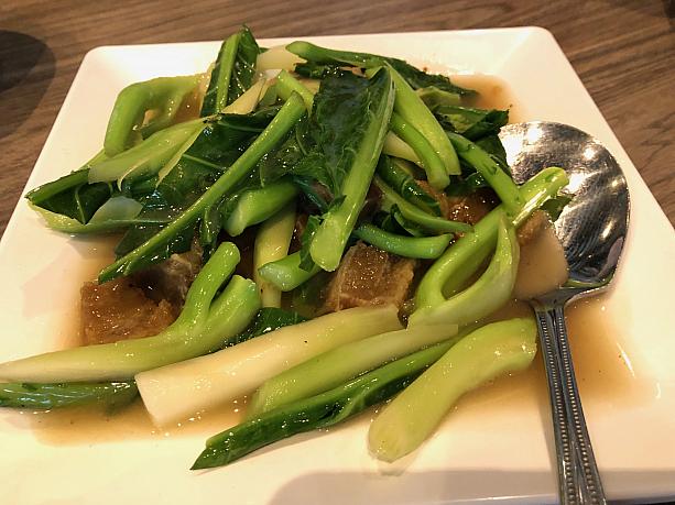 カリカリ豚と青菜の炒め物。カリカリ豚はカロリーすごそうですが、タイならではの料理です。