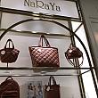 目的はNaraya。ばら撒き用のタイ土産や可愛いポーチ、布カバンが人気のお店です。