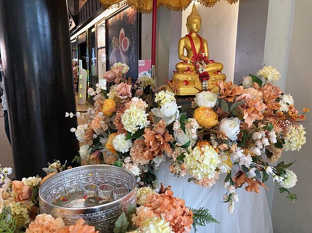 花で飾られた仏像が設置されます。