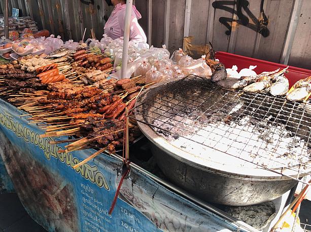 お昼時にタイの街を歩いてみました。炭火焼きの魚、美味しそう～～。
