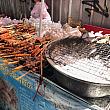 お昼時にタイの街を歩いてみました。炭火焼きの魚、美味しそう～～。
