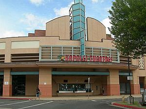 映画館も街の人気者。週末になると昼間から大賑わい
