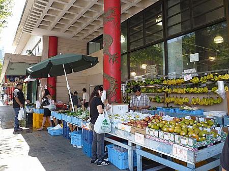 軒先に並ぶ野菜や果物。中がマーケットになっているようです。