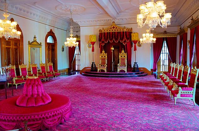 シャンデリアにワインレッドの絨毯やカーテン、金の調度品で飾られた「王座の間」。ここでは舞踏会が行われていました。（写真提供：ハワイ州観光局）