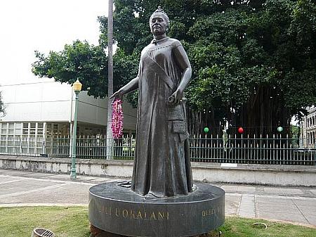 発布されなかった新憲法が左手に握られたリリウオカラニ像