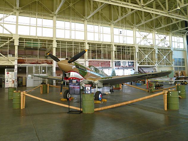 真珠湾攻撃時、パールハーバーの空を守っていたのが、こちら。カーチスP-40キティホーク。当時のアメリカ航空機業界を代表するカーチス社製。キャラが立ってますよね・・・アメリカってホント、キャラクターを生み出すのが上手い。