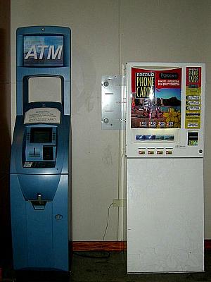 ATMマシーンとテレフォンカードの自動販売機