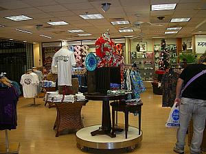 ハワイならではのシャツやTシャツのお店もあります。ラストミニッツ・ショッピング！