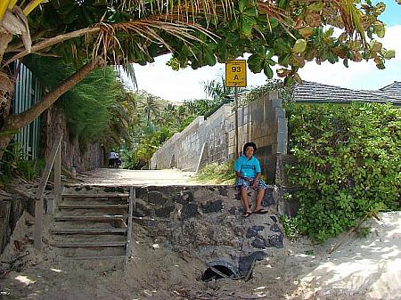 ココのビーチ通路には、ビーチへ下りる階段があります。