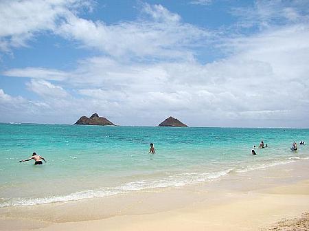 沖合いに見えるのが2つ合わせて、モクルア・アイランド（Mokulua Islands）。ハワイ語でMokuは「島」、Luaは「2つの」。