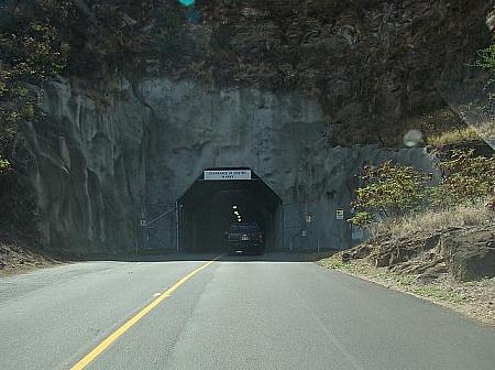 入口を登り、カハラ・トンネルを通り過ぎて。