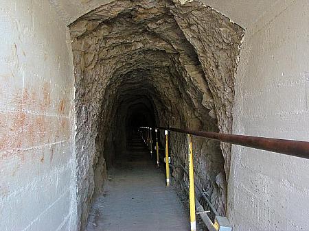 階段を上ると約70mの狭いトンネル。