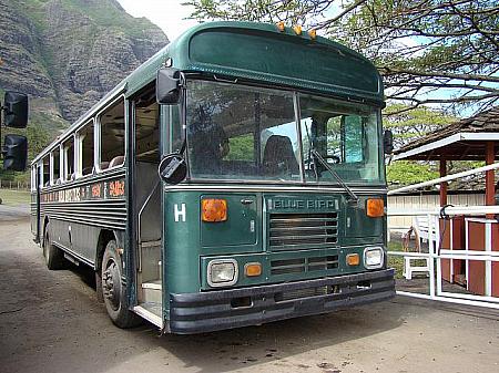 スクールバスみたいなツアーバスは映画村バスツアー。