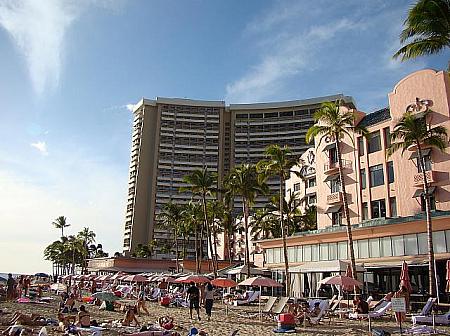 昔の面影はそのままで、全面改装されたロイヤル・ハワイアン・ホテル。