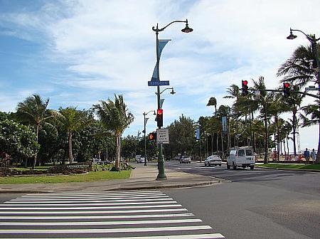 Kalakaua AveとKapahulu Aveの交差点。ここからスタートです！