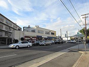道路の左側には、ハワイ料理レストラン「オノ・ハワイアンフード」と、雑貨ショップ「ペギーズ・ピックス」が。