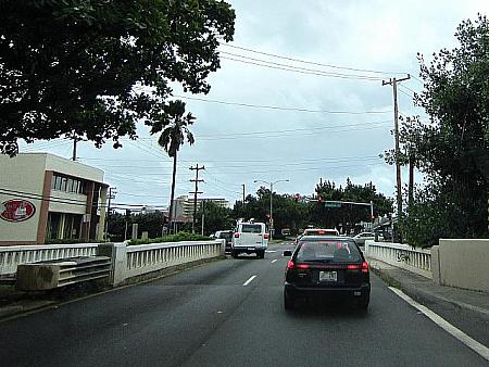 カイルア・タウンへ入る前に小さな橋が。渡ってすぐのハマクア・ロードを右折。（もう1つ先のカイルア・ロードを右折してもOK。その場合はカイルア・ロードからハハニ・ストリートを右折）