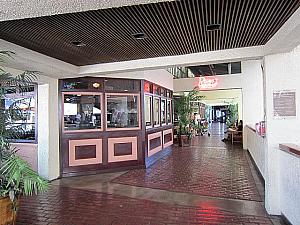 しーん、とした2階。ワード・センターの老舗カジュアルレストラン「ライアンズ・グリル」はあいかわらず人気がありますが。
