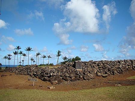 伝説の小人族メネフネが一夜のうちに造り上げたとされるヘイアウ（古代ハワイ宗教の祭祀場）。