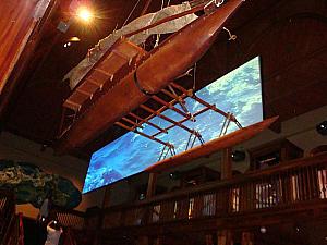 フィジーの伝統的釣り用カヌーと大きなメディアスクリーン