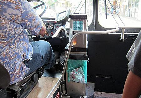 運転席横にあるのが料金箱。お札は1枚ずつ入れます。料金箱の下にある透明バッグは「トランスファー」入れ。