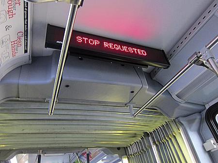 合図を出すと、新型タイプでは「STOP REQUESTED（降車のリクエストがありました＝次、停まります）」の表示が。