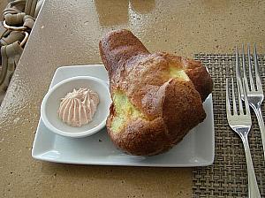 フワフワのパン。イチゴ味のバター付