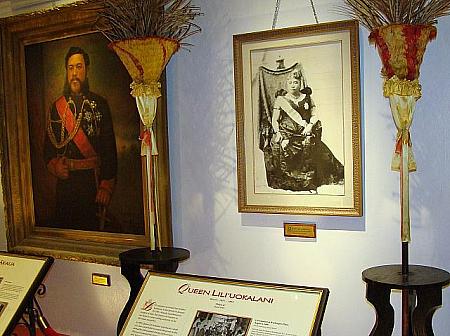 写真左がカラカウア王。右はハワイ王国最後の君主リリウオカラニ女王