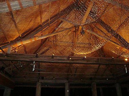 天井には魚取りの網、滴まで付いて芸が細かい