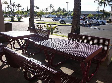 カポレイ店の外テーブル、朝日を浴びながらの朝食
