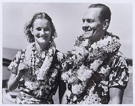 新婚旅行でハワイに到着したドリス・デュークと夫のジェイムス・クロムウェル