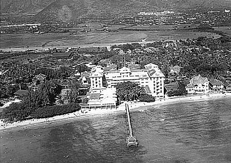 1901年当時のモアナ・サーフライダー（当時の名前はモアナ・ホテル）、海側からヘリコプターによる撮影