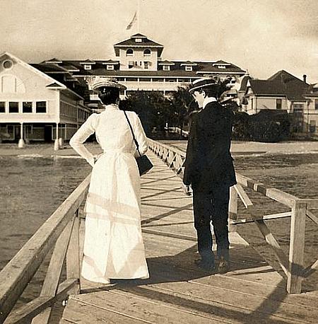 同じく１９０１年モアナ・ホテルに向かう桟橋を歩く宿泊客