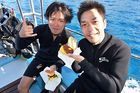 海上で食べるハンバーガーは最高！