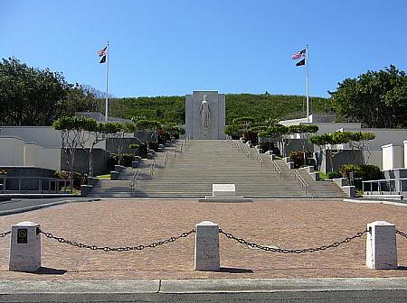 メモリアル・デー（戦没者追悼記念日）や、ベテランズ・デー（退役軍人記念日）の記念式典が行われるパンチボウルの丘。