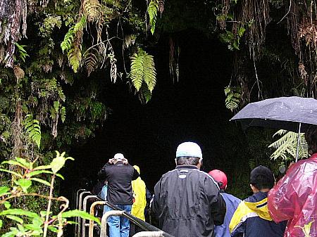 ハワイ島ヒロにある観光スポット、カウマナ・ケイブ（カウマナ洞窟）。5月ですがあいにくの雨。ヒロは年間降水量の多い地域として知られています。