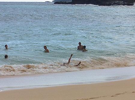 水難事故の多いハワイ。海の状態には気をつけて下さいね。