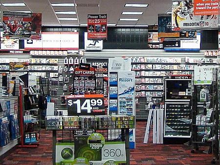 大人気のビデオゲーム店。ニンテンドーDSやPSPなど、国内向け製品と互換性のあるゲームソフトを買ってみてもいいかも？