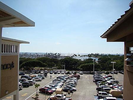 ＜アラモアナ・ショッピングセンターの駐車場越しにビーチが見えるよ＞