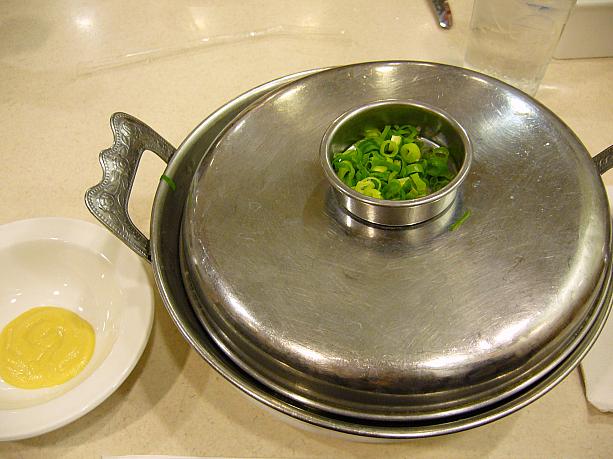 サイミンといえばラーメンどんぶりに入ってくるものと決まっていますが・・・思いがけないプレゼンテーション！