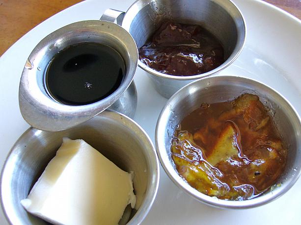 別料金のトッピングなしでも、バターやシロップ、各種ジャムも付いてきます。