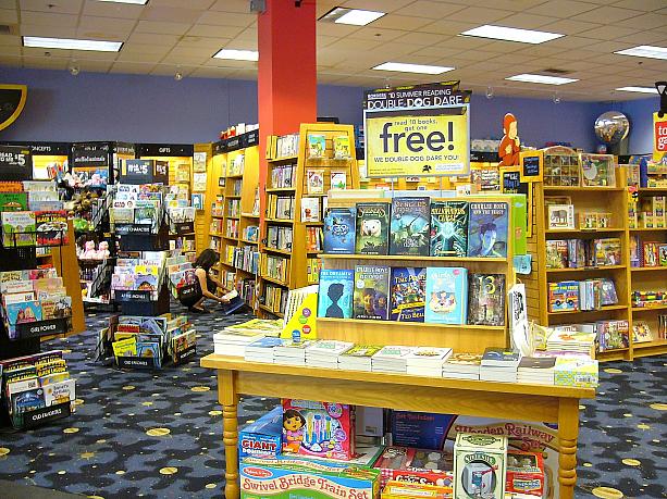 アメリカの大手書店チェーン「ボーダーズ Borders」。一般書籍は（英語の）敷居が高いけれど、キッズ・セクションなら大丈夫そう!?
