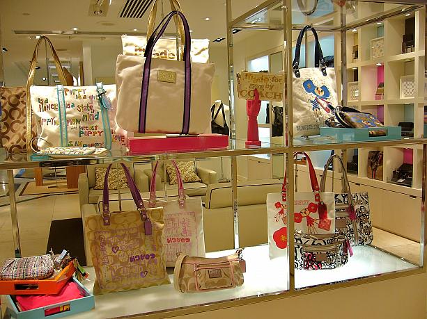 もう少しカジュアルなブランドが揃う2階へ。COACHの新作、可愛い～！でも通り過ぎて・・・