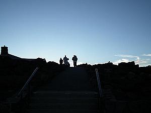 山頂手前パーキングエリアからサンライズを見る場合はこの山を登って見ます。