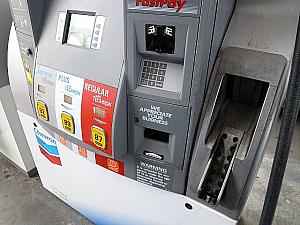 レバーが固定されていて、希望のガソリンのボタンを押して給油を開始するパターンもあり。