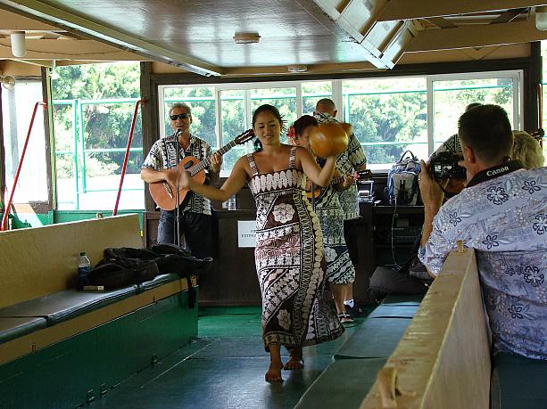 乗客数に合わせてか、今日のフラガールは1人だけ。だけど彼女、とっても可愛いんです。ハワイの楽器イプを使った踊り。
