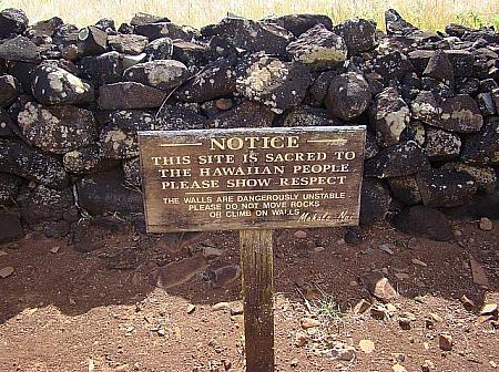 「ハワイの人々にとって聖なる場所です。敬意を表してください」