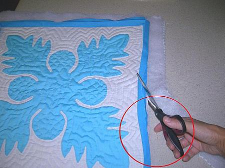 ⑫表のフチを縫ったら、キルト綿、裏布のはみだし部分をハサミで切り落とします