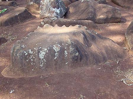 この石はオアフ島を、縁の凸凹部分はコオラウやワイアナエ山脈を現わしているといわれます。