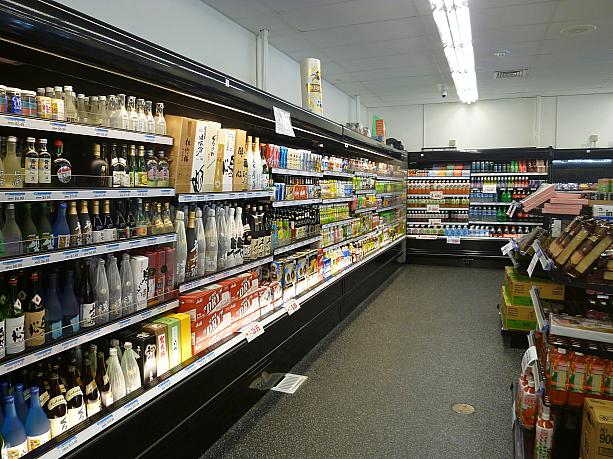 お昼どきには、日本のお弁当やお惣菜を買い求めに、近隣にお勤めの人々が次々と立ち寄ります。広いイートイン・コーナーがあるから便利。日本のリカー（酒類）も並んでます！